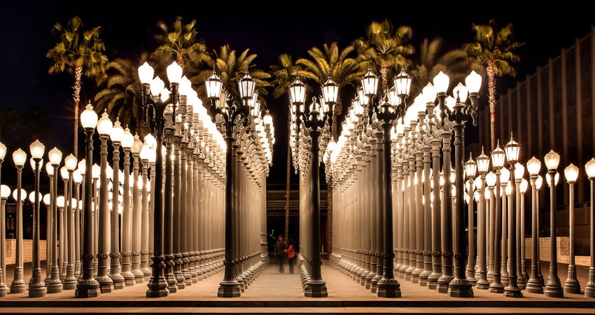 Urban Light sculpture, Chris Burden collected real street lamps from the 1920s and 1930s