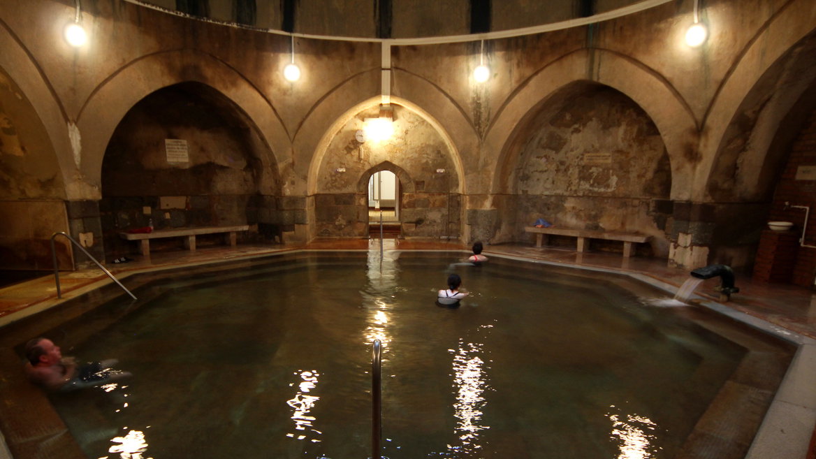 La piscina octogonal con bóveda es típica de los baños turcos