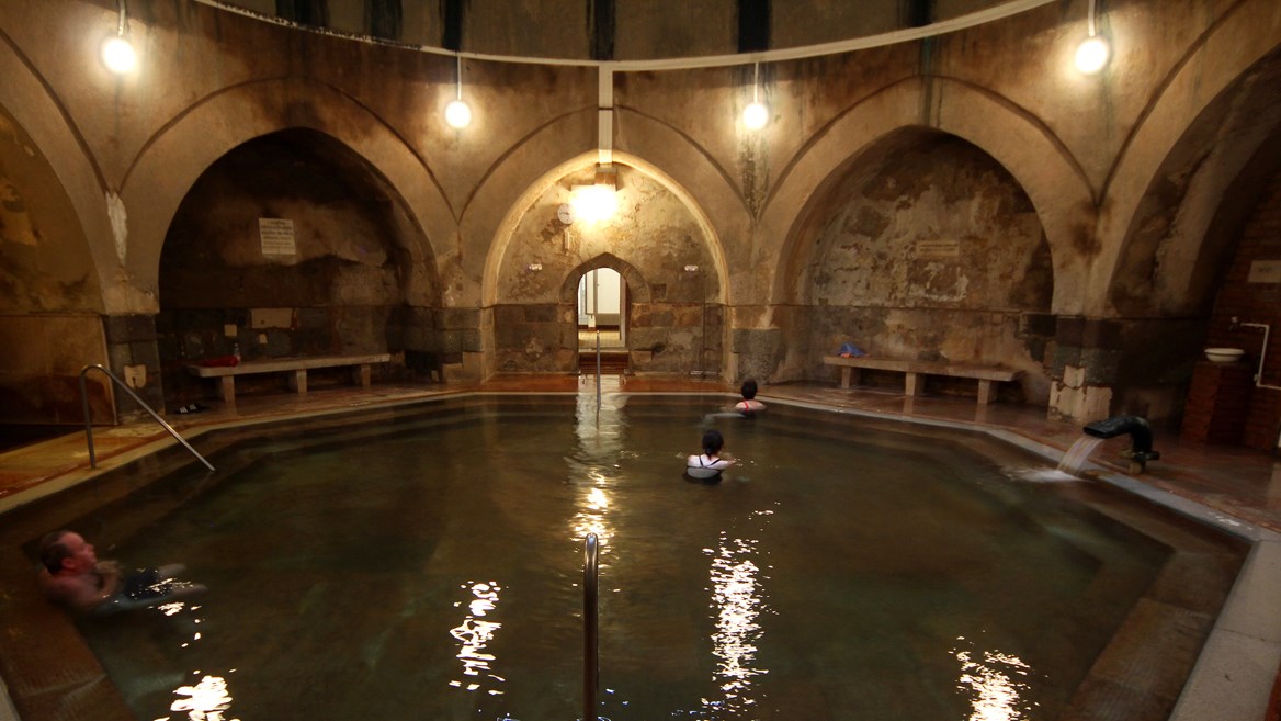La piscina octogonal con bóveda es típica de los baños turcos