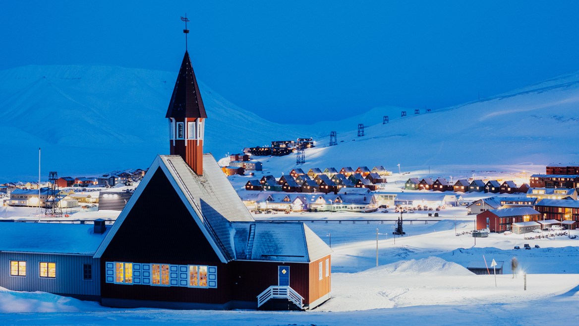 La iglesia situada más al norte del mundo, en la localidad de Longyearbyen, Noruega