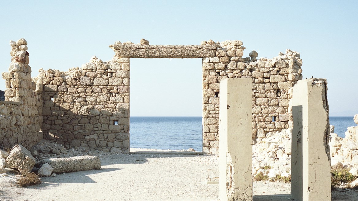 La isla de Milos: las ruinas de un edificio antiguo, el mar y el cielo