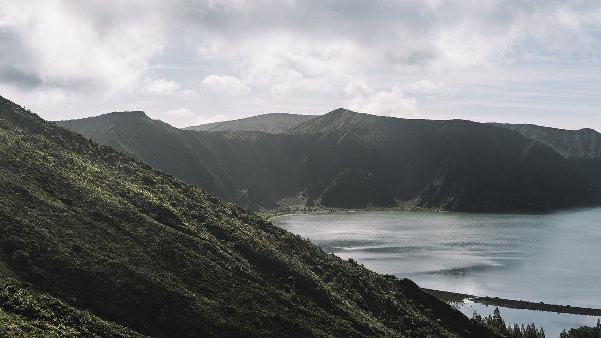 Un lago natural formado en el cráter de un volcán extinguido en la Azores