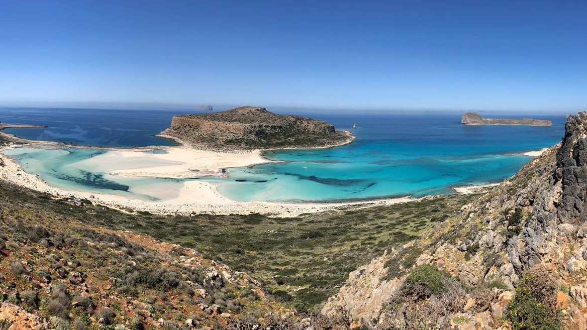 Ubicada al oeste de Creta, en Grecia, la escasa profundidad de su laguna la hace accesible para todos