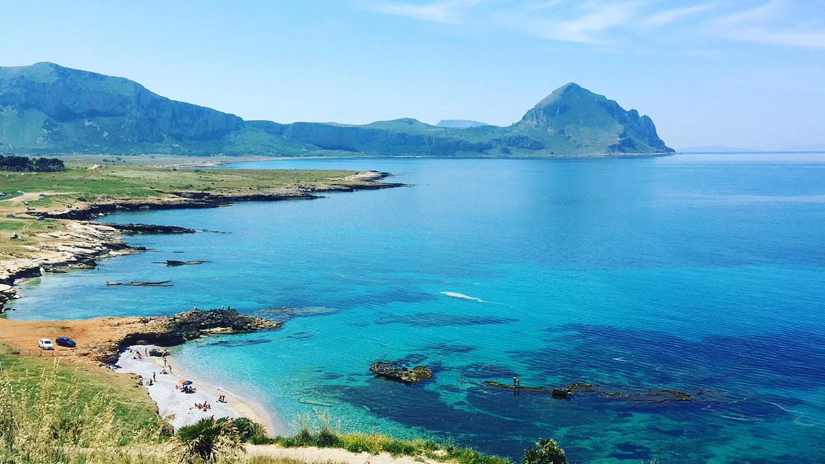 La playa de San Vito lo Capo es conocida por sus aguas cristalinas y su arena fina