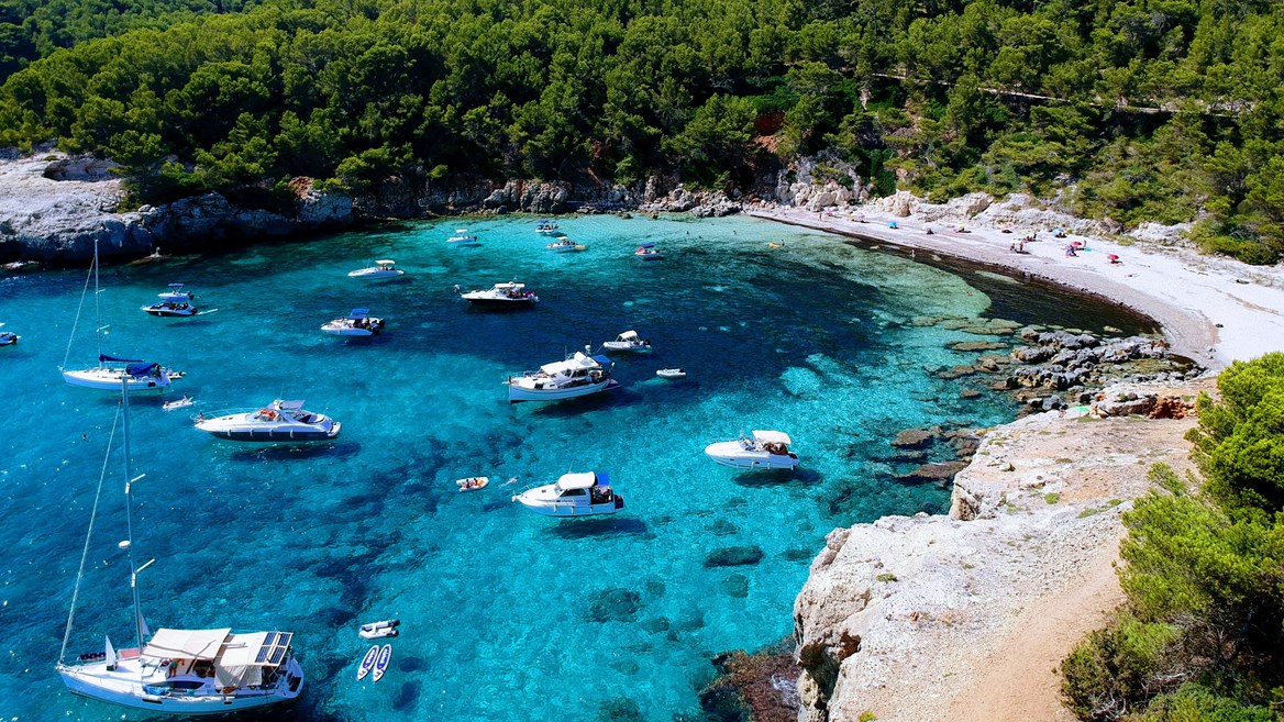 For hiking fans (the access route, which takes about an hour, is fairly rocky), the cove of Escorxada is one of the most unspoiled on Menorca