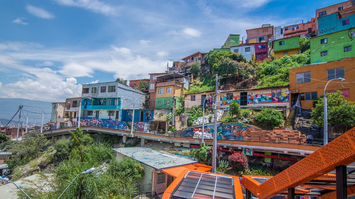La Comuna 13 de Medellín llena de colores