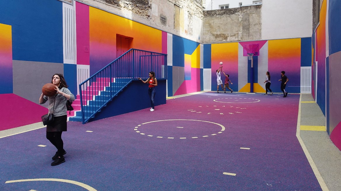 Una psicodélica cancha de baloncesto