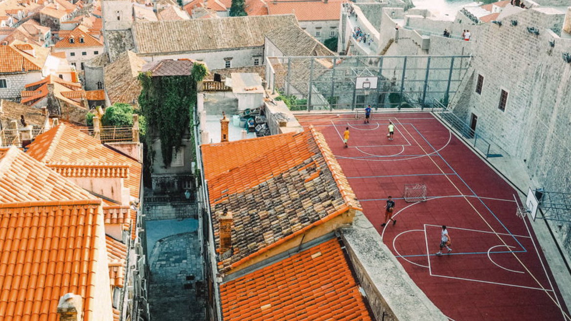 Una cancha de baloncesto en las alturas de Dubrovnik