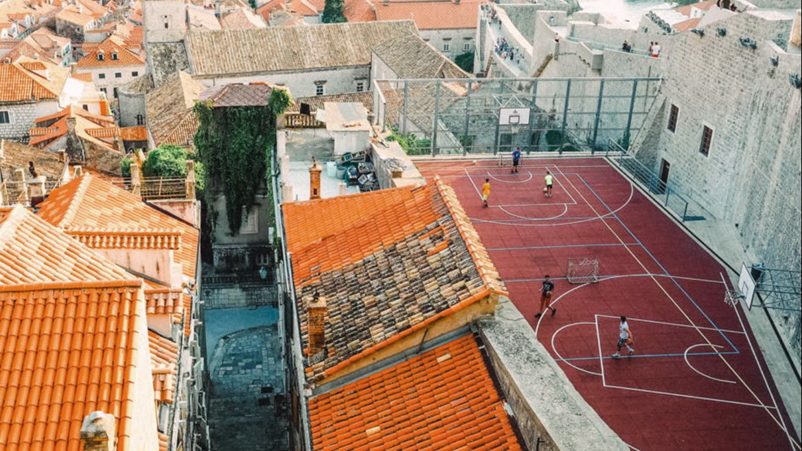Una cancha de baloncesto en las alturas de Dubrovnik