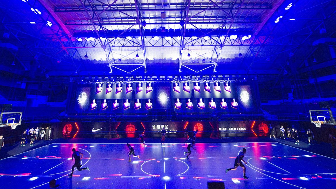 Baloncesto bajo de las luces de neón