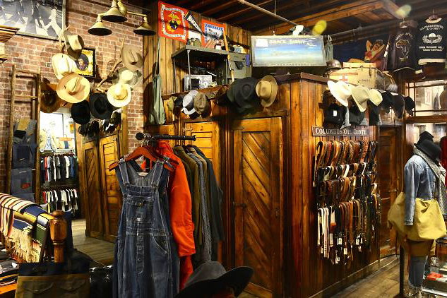 Moda y antigüedades en el mercado de SoHo, Nueva York