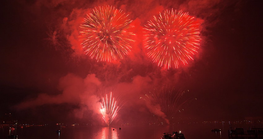 Fuegos pirotécnicos en los lagos de Zurich