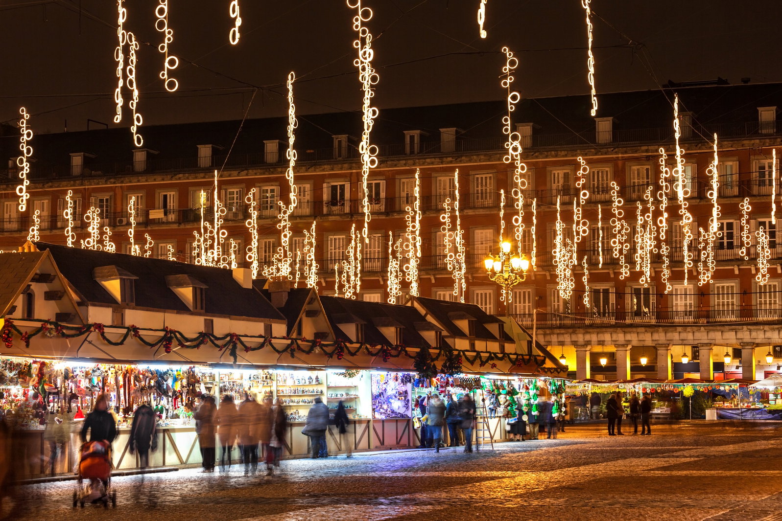 La Plaza Mayor de Madrid se ilumina en Navidad