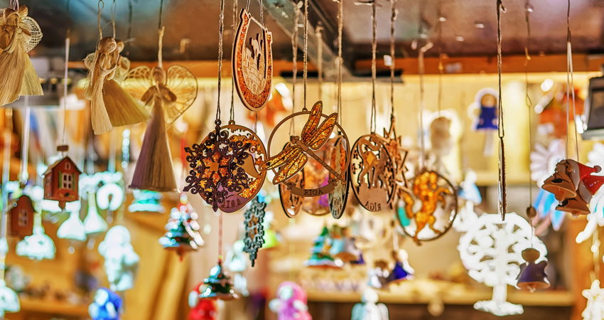 The largest fair promoting regional crafts in the Plaza de España
