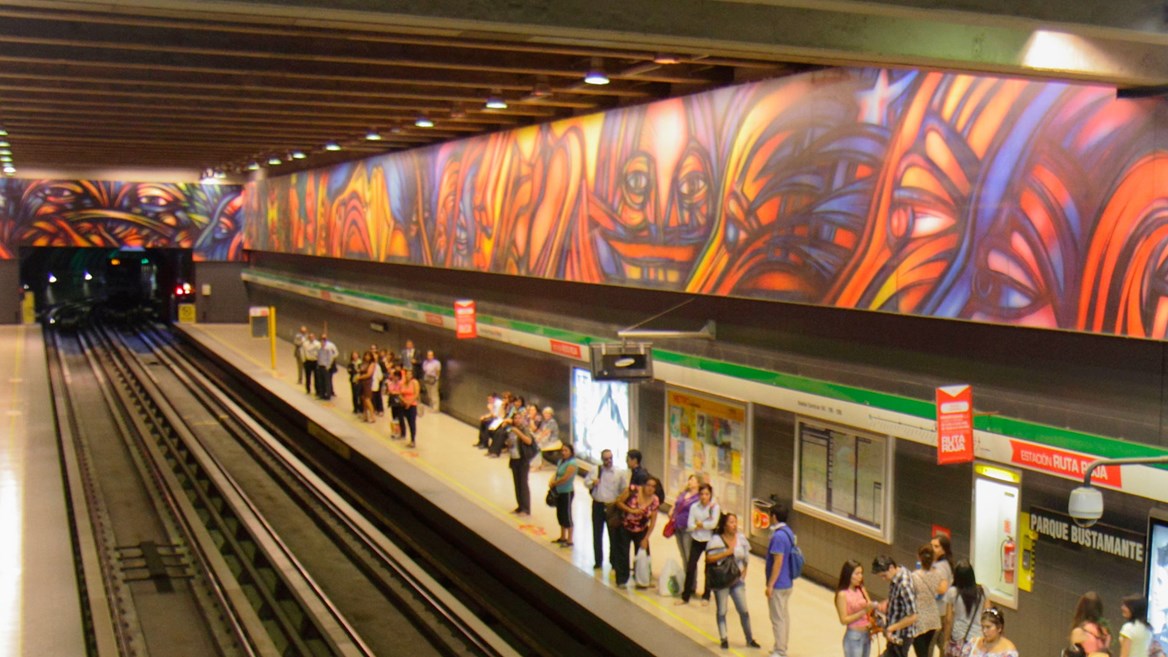 La estación Parque Bustamante alberga el mural más largo pintado en Chile