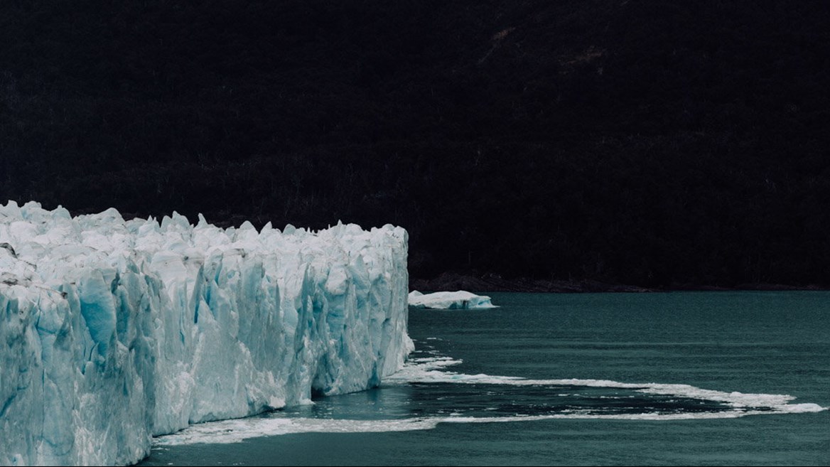 El glaciar Perito Moreno tiene unos 30 km de longitud y un frente de 60 metros de altura
