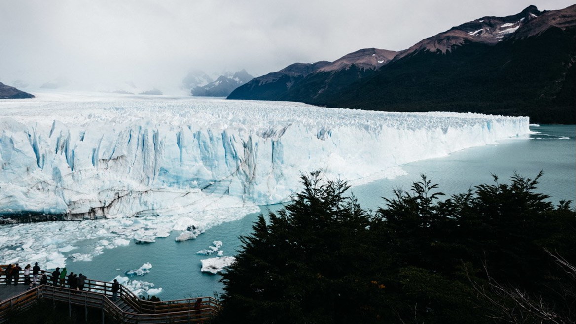 El Perito Moreno es uno de los pocos glaciares del mundo que sigue en constante expansión