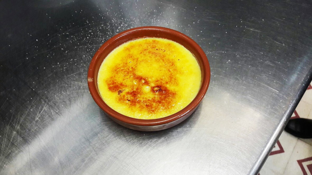 La crema catalana, un postre típico que degustar en Barcelona