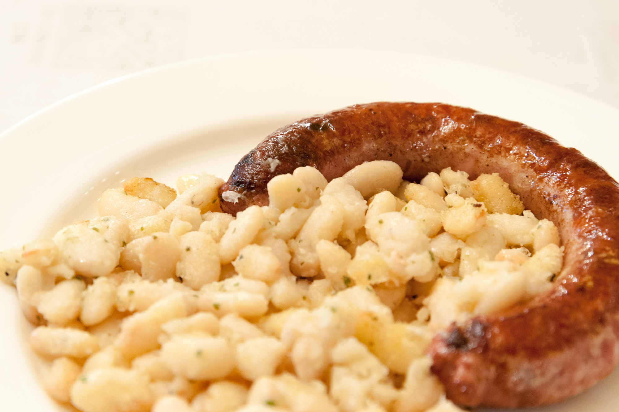 Botifarra amb moneguetes, esencial en la gastronomía catalana