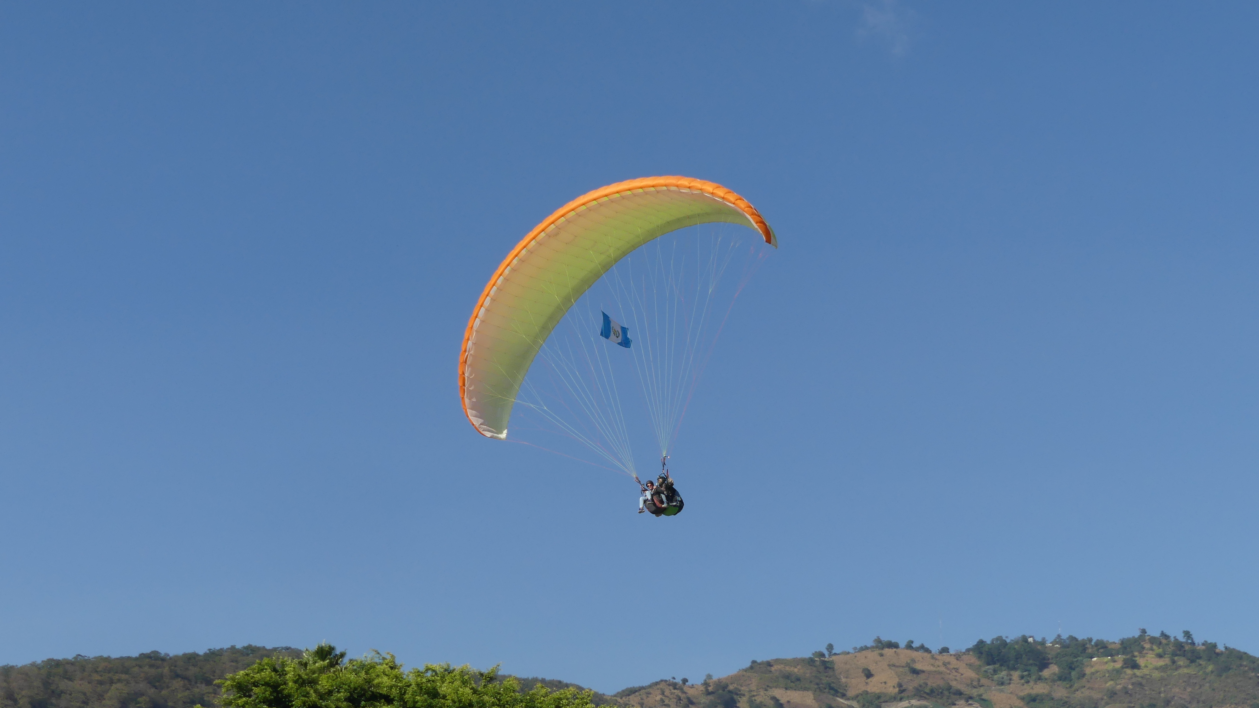 Parapente sobre el lago Atitlán y los volcanes que lo rodean (el San Pedro, el Tolimán y el Atitlán)