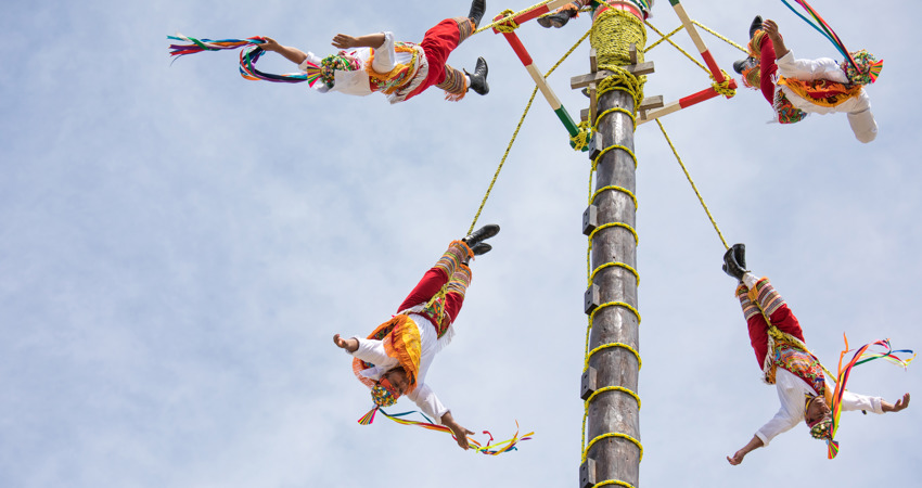 En una visita a México, sólo con asistir en directo a un espectáculo de los voladores puede provocar un subidón de adrenalina.
