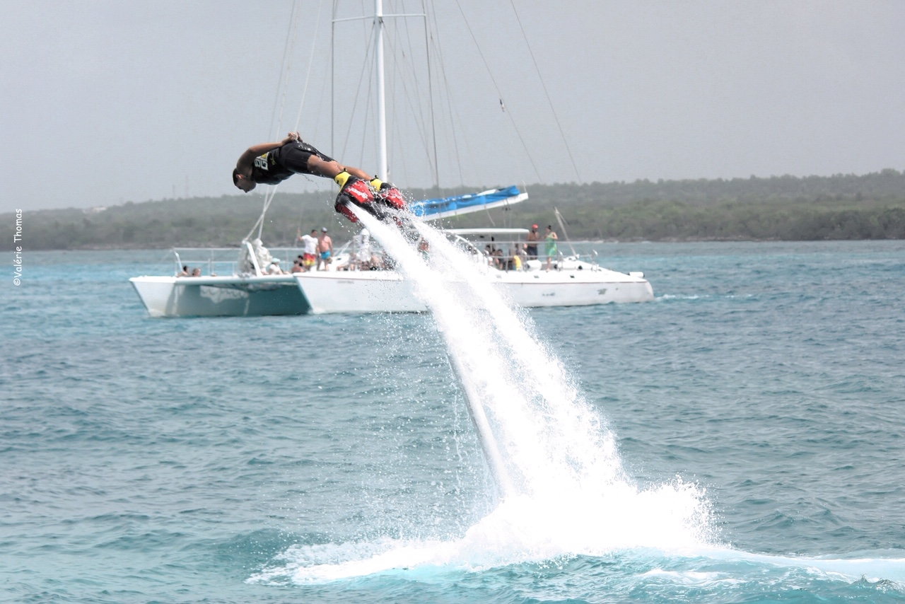 Fly, dive and jump over the water like a dolphin? With a flyboard, you can
