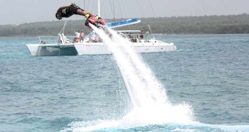 Fly, dive and jump over the water like a dolphin? With a flyboard, you can