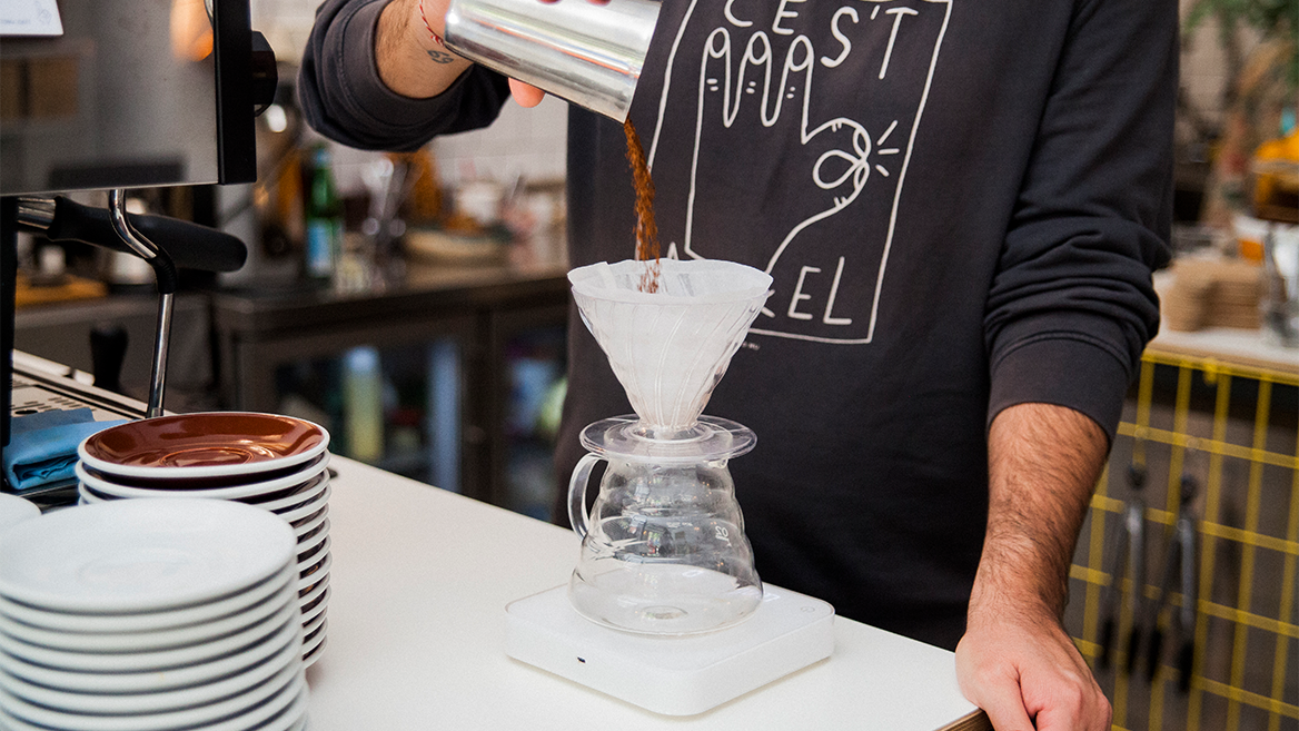En Toma Café, Chamberí, tuestan sus propios cafés y actúan como proveedores para otras cafeterías