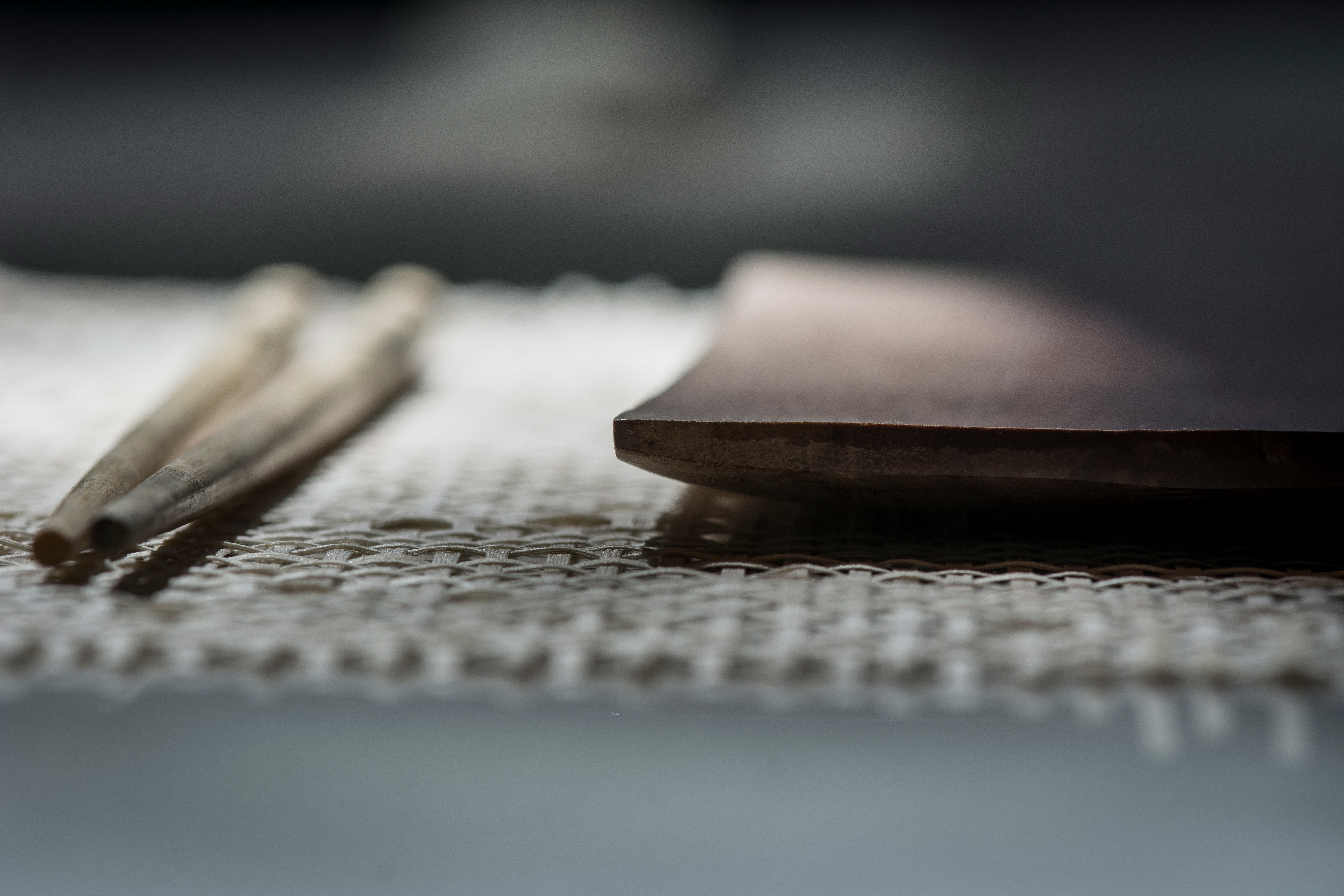 Plato de madera Sawoh sobre un individual de hilos de palma tejido a mano