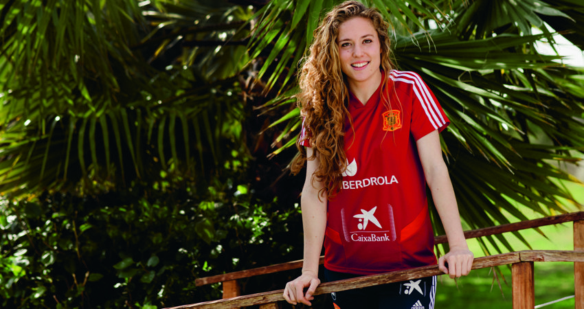 Just as the World Cup is about to begin, we talk with Celia Jiménez of Spain’s “La Roja” women’s team