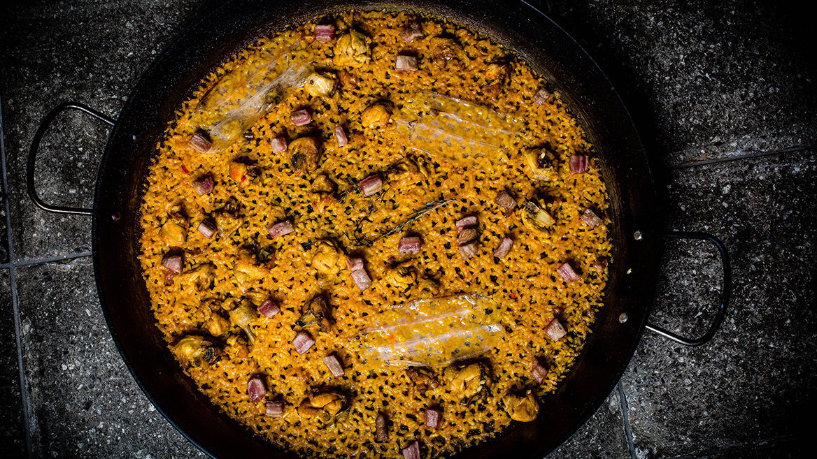 En Lobito de Mar, ubicado en Marbella (Málaga), los arroces se cocinan sobre leña y este verano, abre un nuevo restaurante en Madrid.