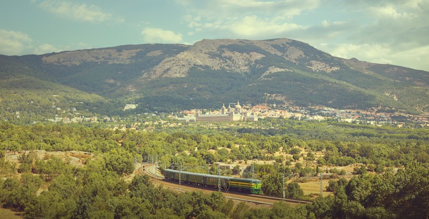 El Felipe II realiza un trayecto de 50 minutos desde la estación de Chamartín hasta El Escorial en un tren histórico de los años 40