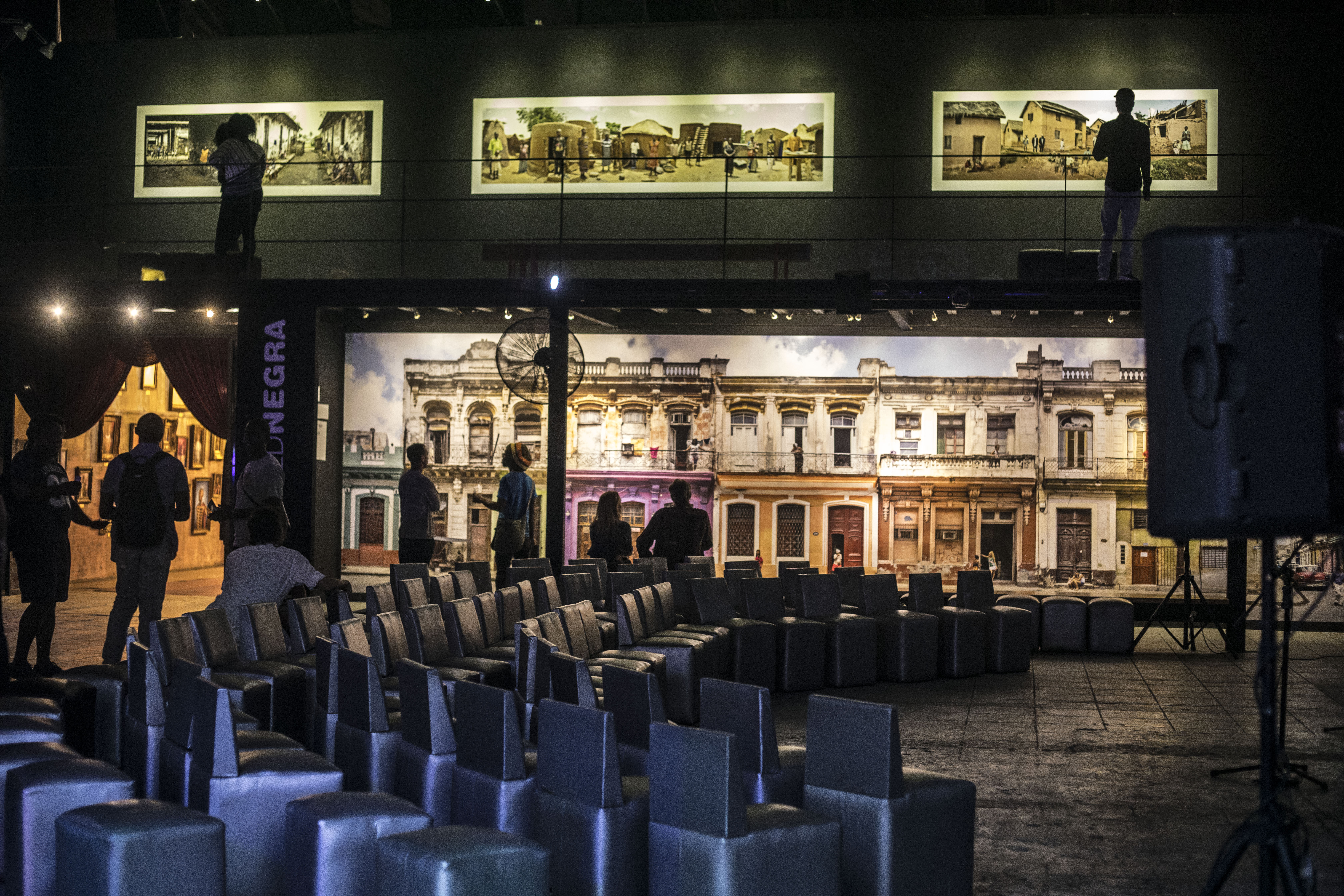 Una antigua factoría eléctrica de principios del siglo XX se ha convertido desde hace cinco años en lugar de paso obligado en las noches habaneras, la Fábrica del Arte Cubano (FAC)