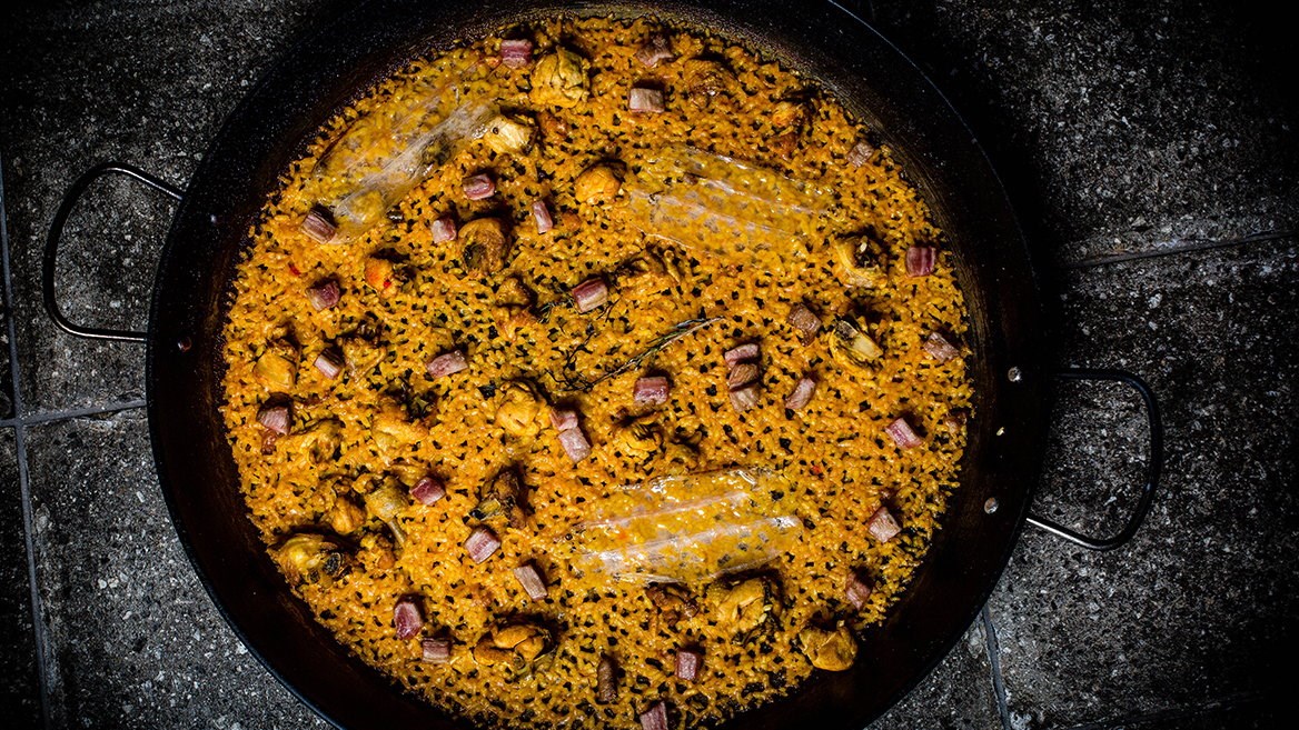 In Lobito de Mar, located in Marbella (Málaga), the rice dishes are cooked over wood and this summer, opens a new restaurant in Madrid.
