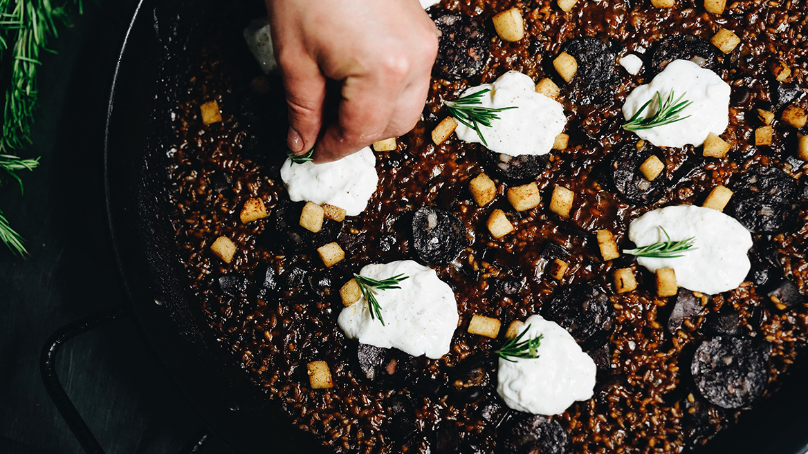 The chef Pablo Albuerne opts for daring and different rices in the Zorra de Sitges
