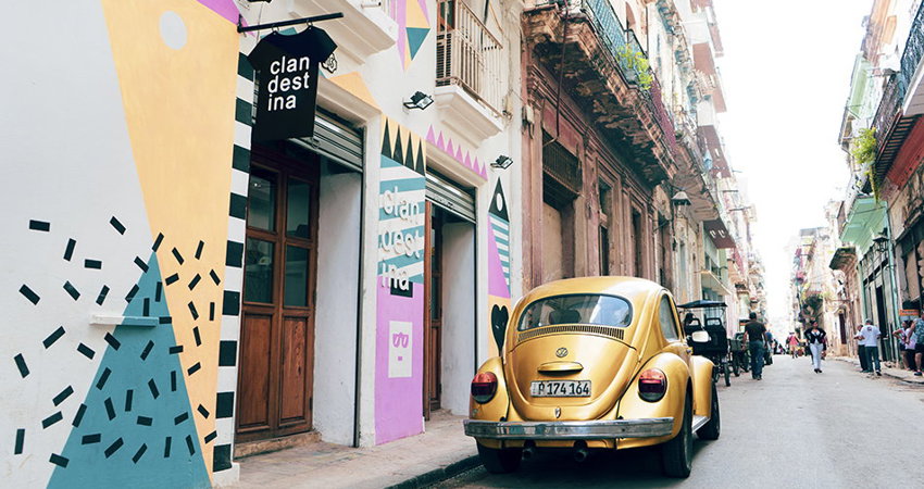 In 2015, Cuban Idania del Río and her partner, the Basque Leire Fernández, created the fashion store and brand Clandestina, the first private fashion brand in Cuba