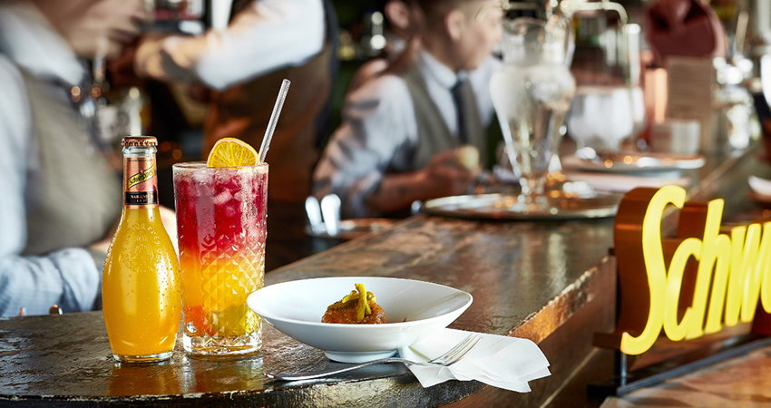 Borja Cortina, mixologist, and Marcos Morán, chef, have partnered to offer a gastro-pairing experience at the Warsaw Bar in Gijón and Casa Gerardo in Prendes.