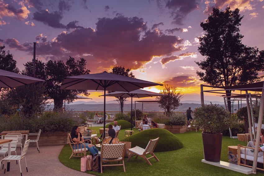 Las Rozas Village, one of Madrid’s top outlets, with discounts of up 70% on big brands such as Loewe, Purificación García and Bimba y Lola, and international brands such as Burberry, Lacoste, Prada, Versace and Gucci.
