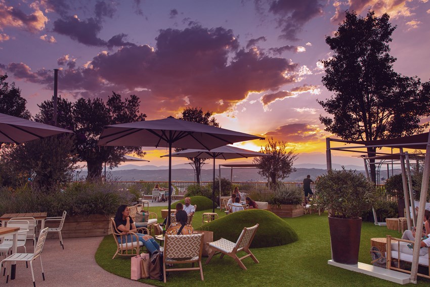 Las Rozas Village, uno de los mejores outlets de Madrid con descuentos de hasta el 70% en grandes marcas como Loewe, Purificación García o Bimba y Lola e internacionales como Burberry, Lacoste, Prada, Versace y Gucci