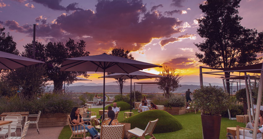 Las Rozas Village, one of Madrid’s top outlets, with discounts of up 70% on big brands such as Loewe, Purificación García and Bimba y Lola, and international brands such as Burberry, Lacoste, Prada, Versace and Gucci.