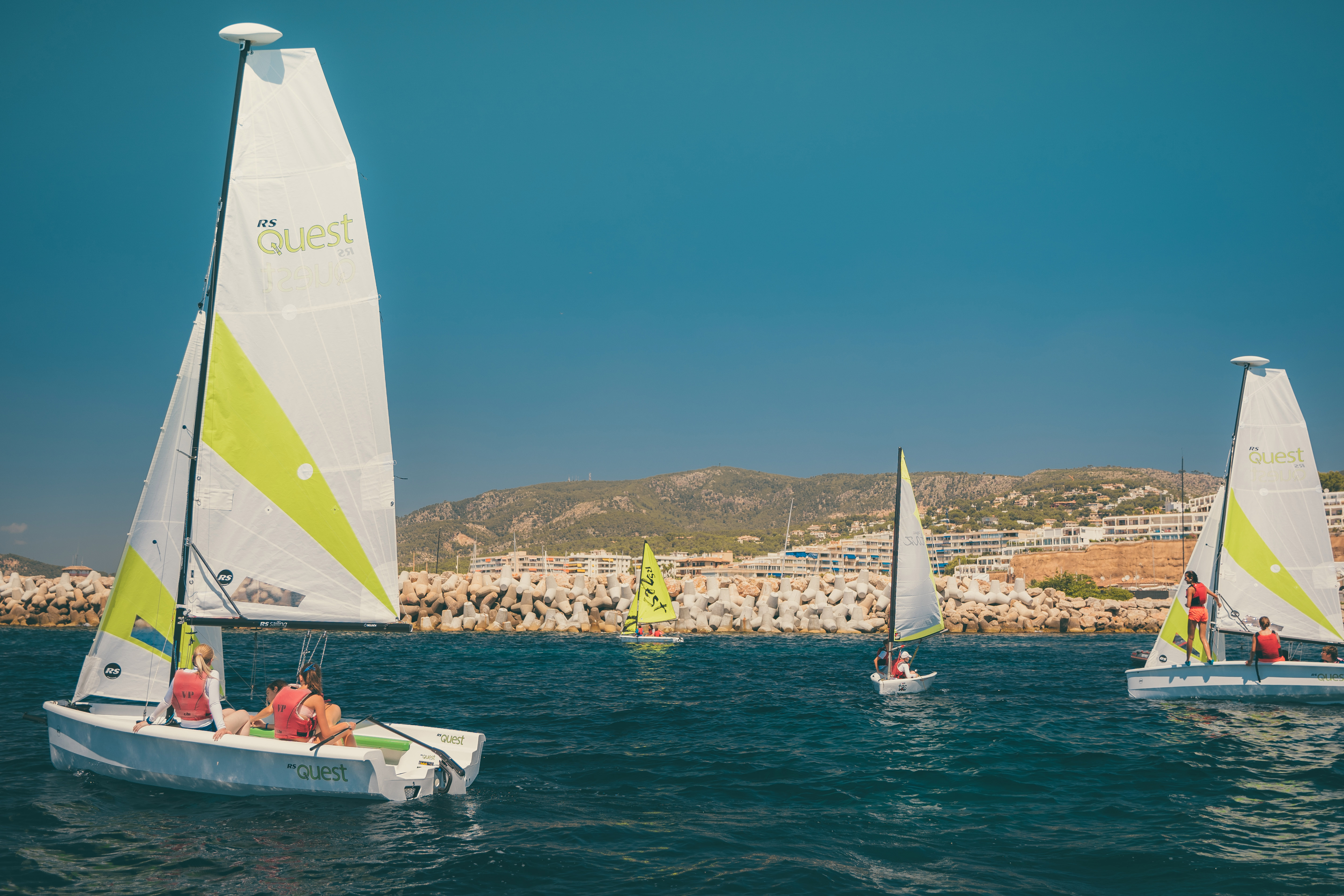 Mallorca es un destino ideal para el alquiler de veleros y conseguir la licencia de navegación para recorrer la costa con tu propia embarcación