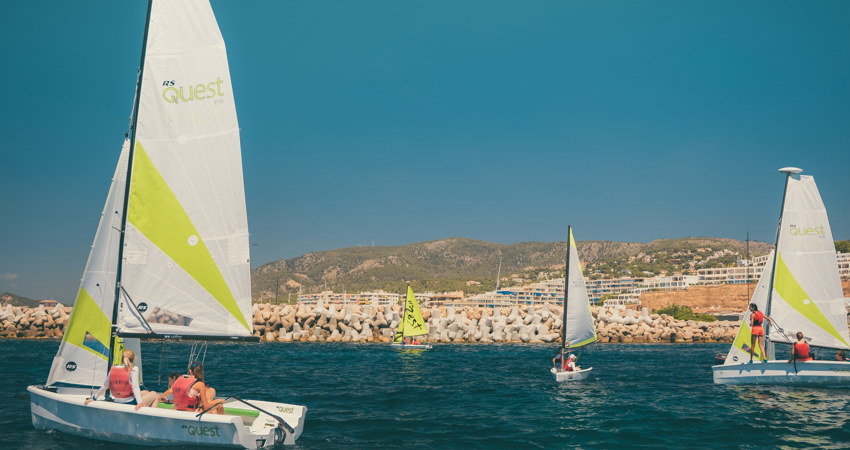 Mallorca es un destino ideal para el alquiler de veleros y conseguir la licencia de navegación para recorrer la costa con tu propia embarcación