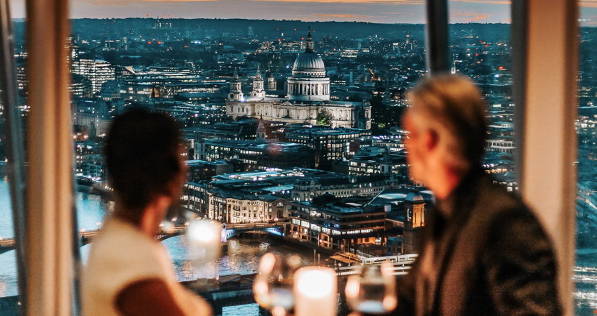 Uno de los mejores restaurantes para celebrar la Nochevieja en Londres es Ting, en el piso 34 de The Shard, uno de los rascacielos más famosos de la capital británica.