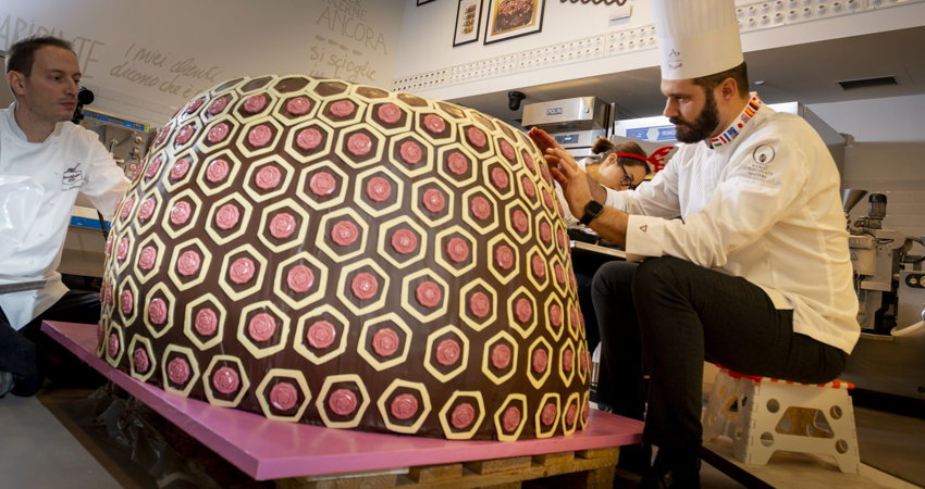 "Panettone", the king of Christmas desserts in Milan and almost everywhere.