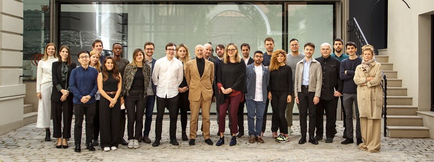 El arquitecto, a la entrada de la Norman Foster Foundation, junto a un grupo de estudiantes y colaboradores durante la tercera edición del Robotics Atelier (2019)