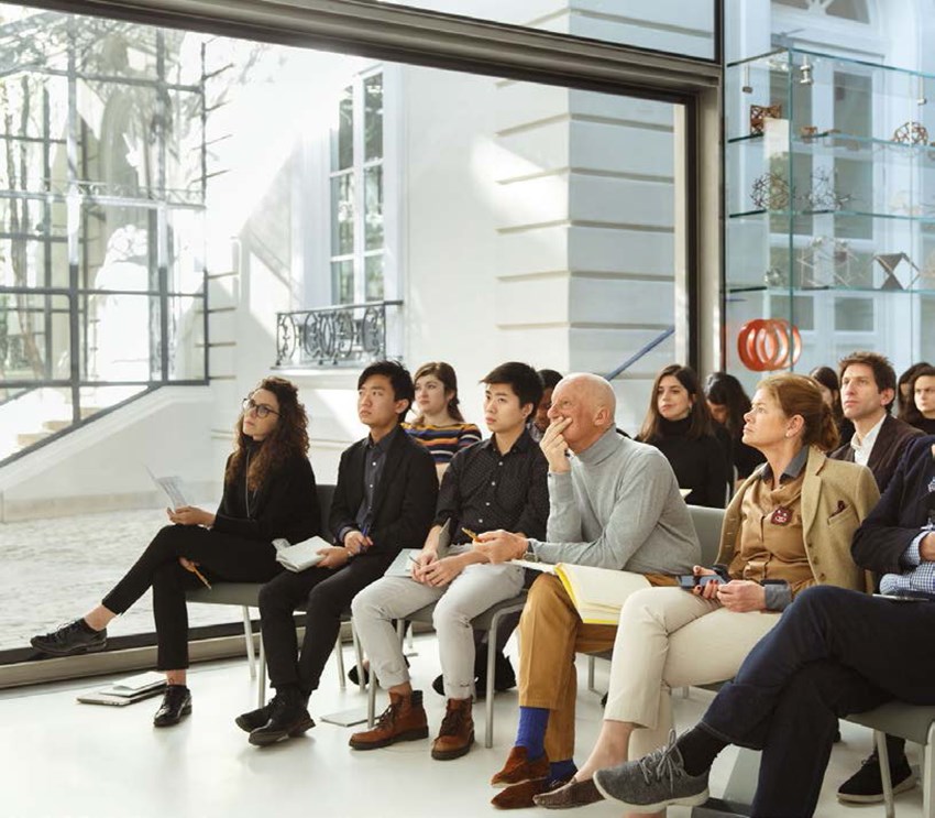 Además de llevar a cabo proyectos de alcance internacional, la fundación Norman Foster ofrece becas y celebra talleres, foros y debates públicos