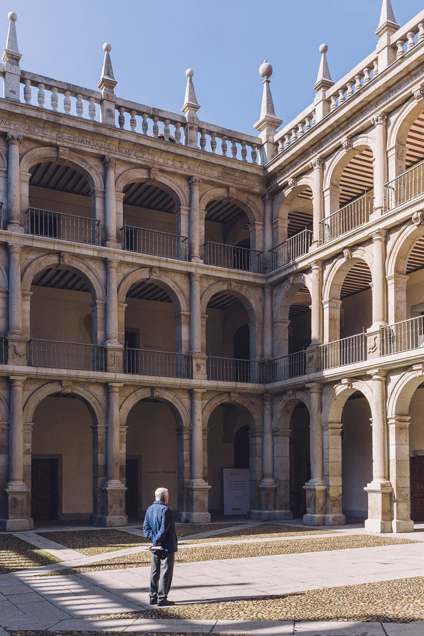 Aprovecha Stopover Hola Madrid para conocer el Patio de Santo Tomás de Villanueva en Alcalá de Henares, ciudad Patrimonio de la Humanidad.