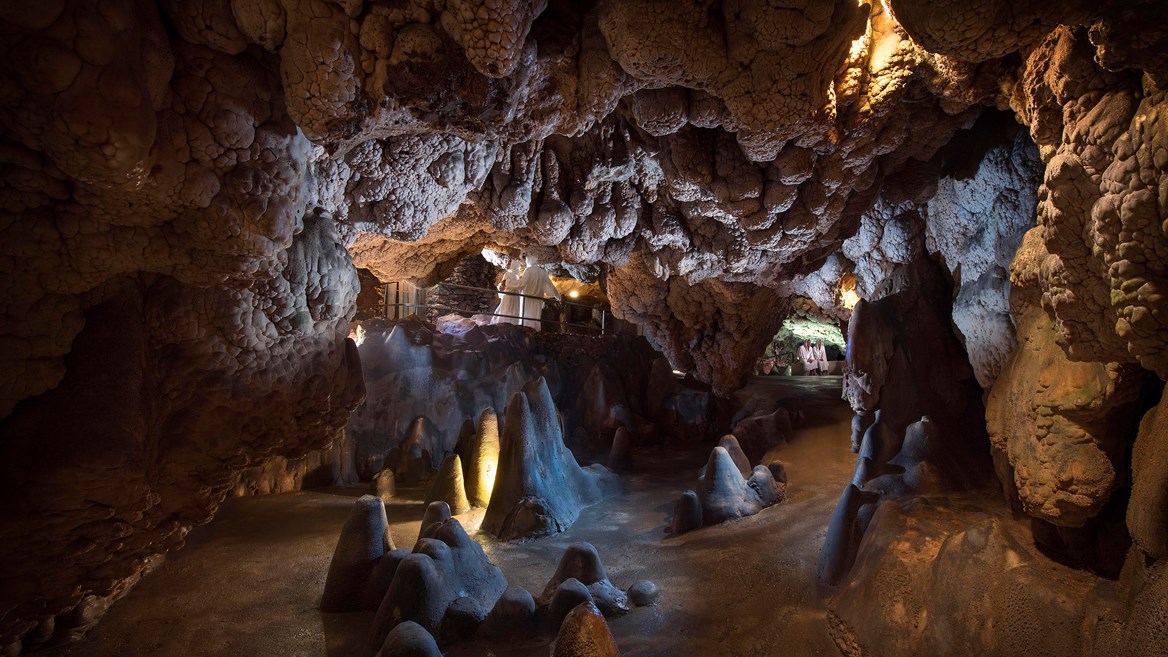 Fly Italuy this Easter to discover the largest thermal cave in Europe: the Giusti cave