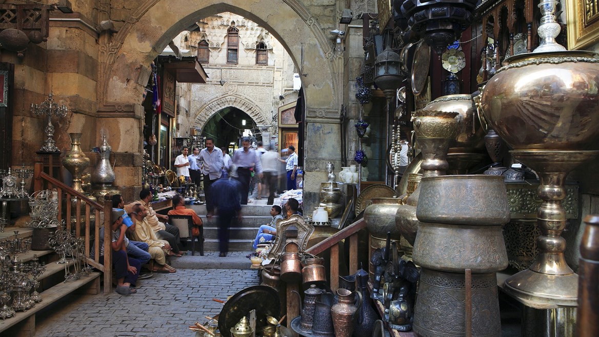 El mercado Khan El-Khalili es uno de los principales atractivos para los turistas en El Cairo, Egipto. 