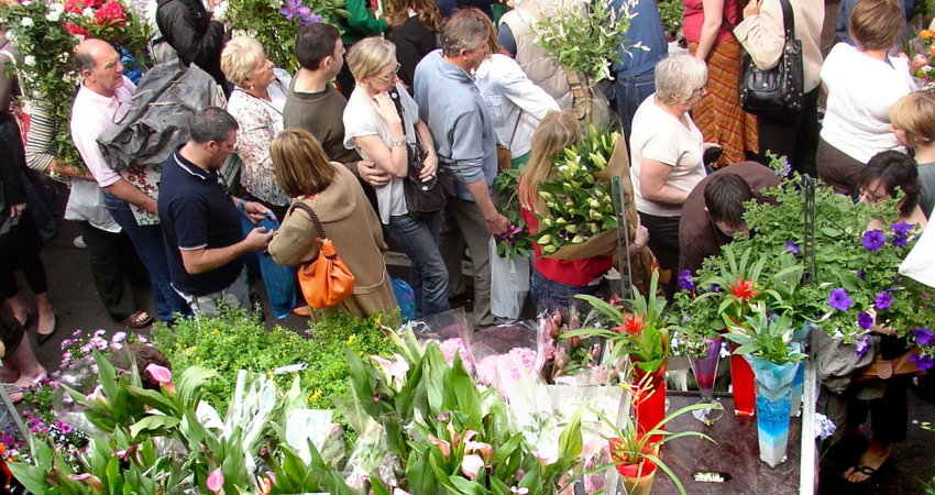 Los domingos de la primavera no te puedes perder el famoso mercado de flores de Columbia Road en Londres.